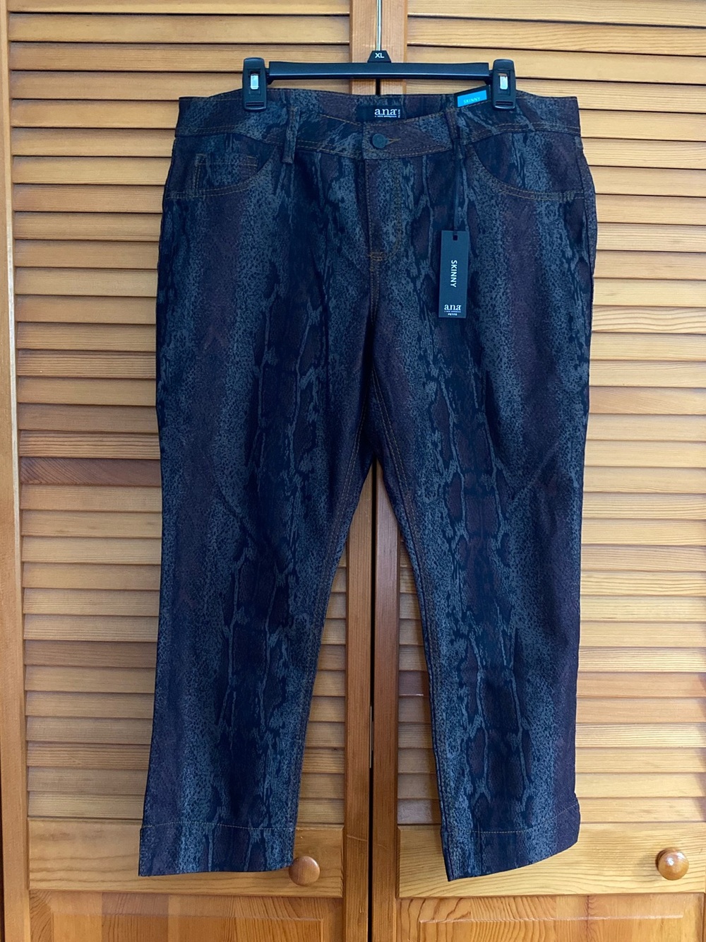 a.n.a Women's Brown Snake-Print Cropped Jeans